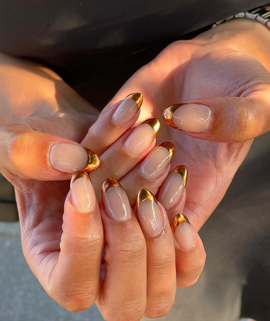 zlatni nokti | Autor: Instagram @nailsbymh
