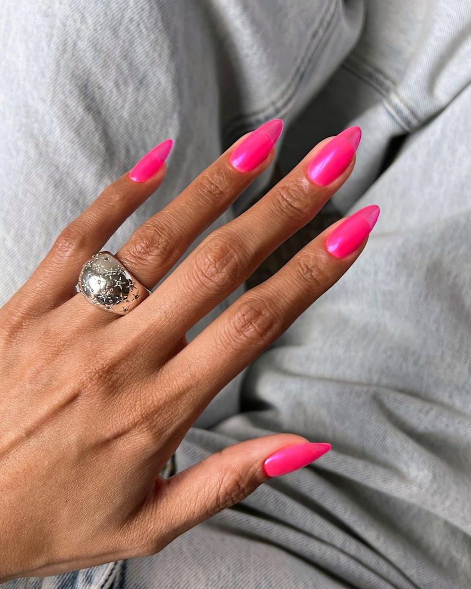 pink nokti | Autor: Instagram @overglowedit