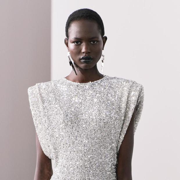 Foto: Zara, viralna haljina sa srebrnim šljokicama