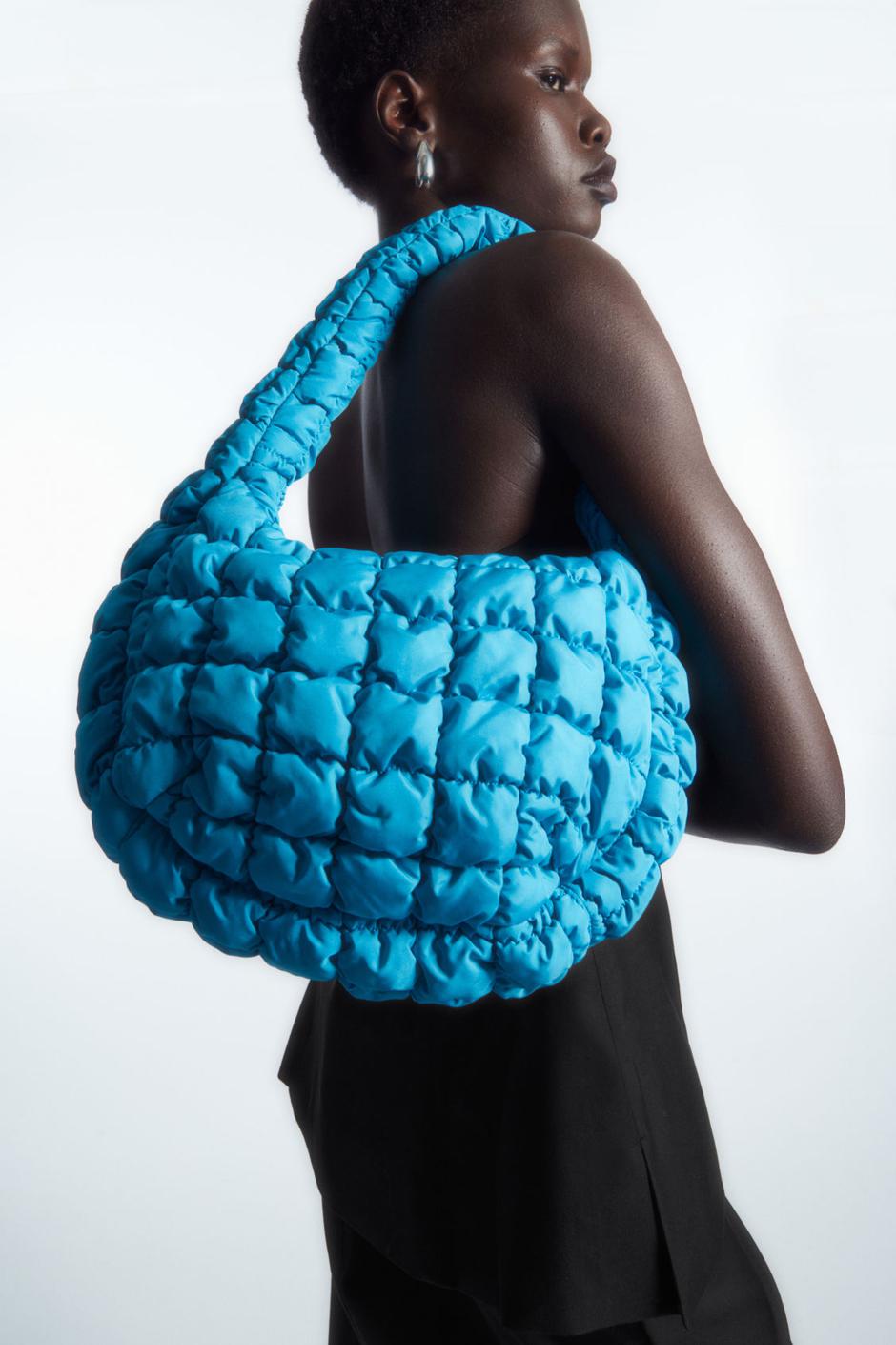 Foto: COS, mini torba u tirkizno plavoj boji | Autor: COS