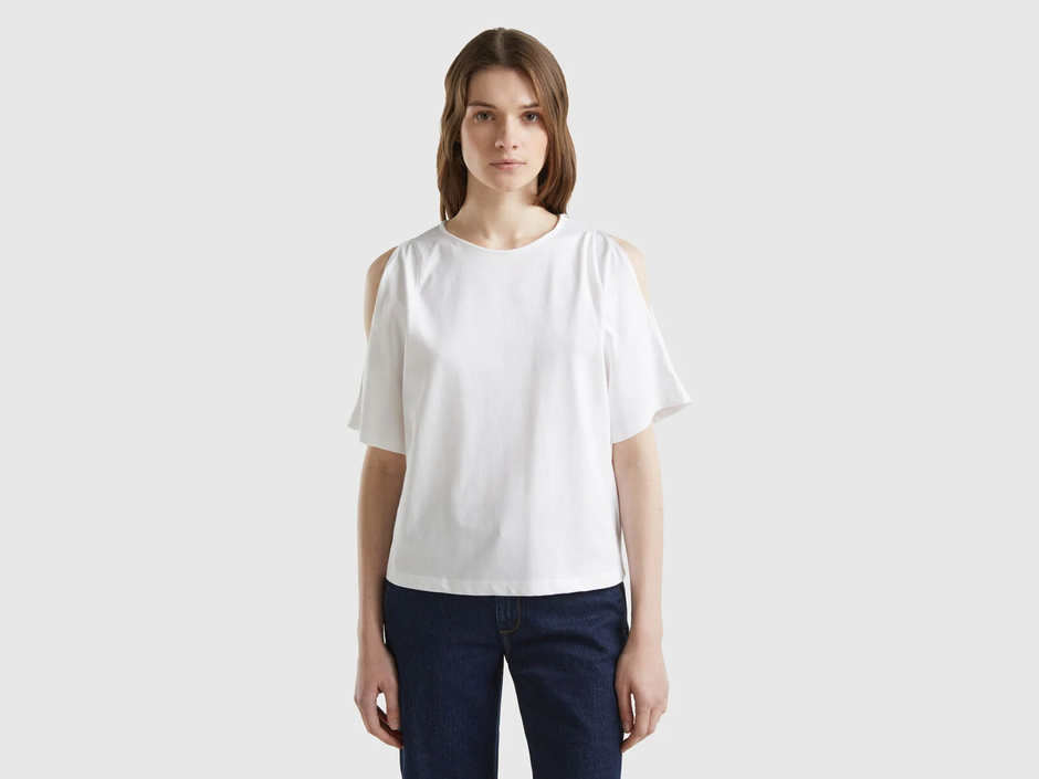 Foto: Bentton, bijela majica s rupama na ramenima (25,95 eura) | Autor: 