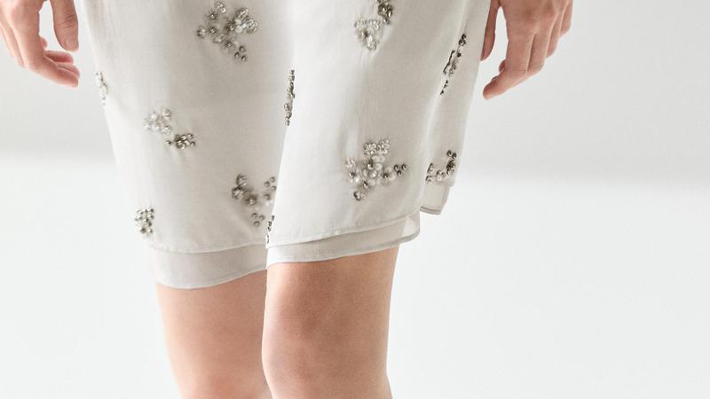 I suknja s perlicama i &scaron;ljokicama mo&zcaron;e biti minimalisti&ccaron;ki komad kad ju potpisuje Massimo Dutti