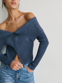 Foto: Reserved, pulover sa zanimljivim ovratnikom (prije 22,99 eura - sada 12,99 eura)