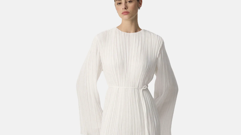 Bijela plisirana haljina nosi genijalnu Issey Miyake estetiku: Pleats Please u high-street verziji
