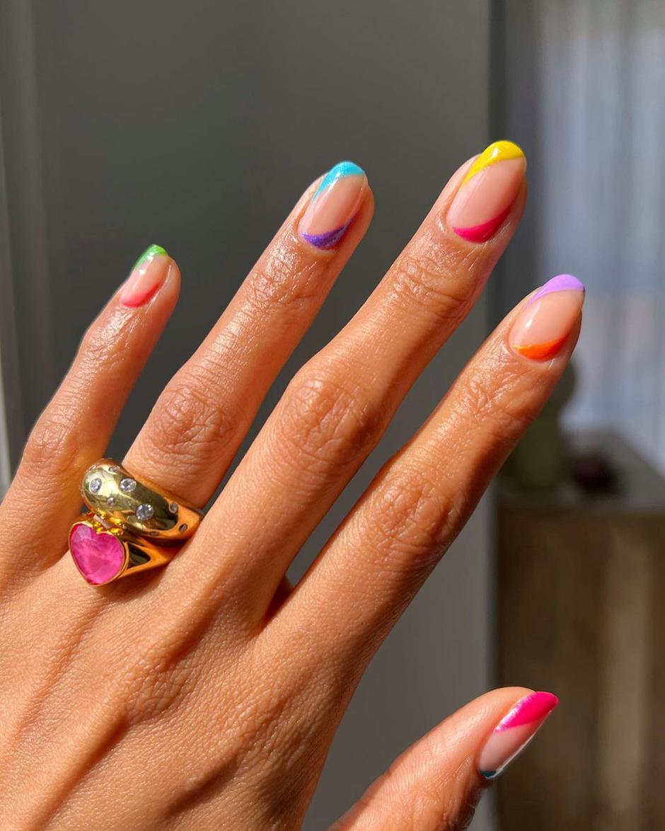 'Neon colour-pop' manikura postaje jedan od najvećih ljetnih trendova na noktima | Autor: Instagram@overglowedit