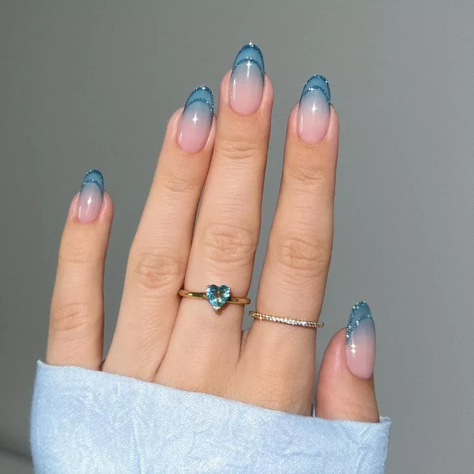 Foto: Instagram @heygreatnails, ombre plava manikura s negativnim prostorom | Autor: 