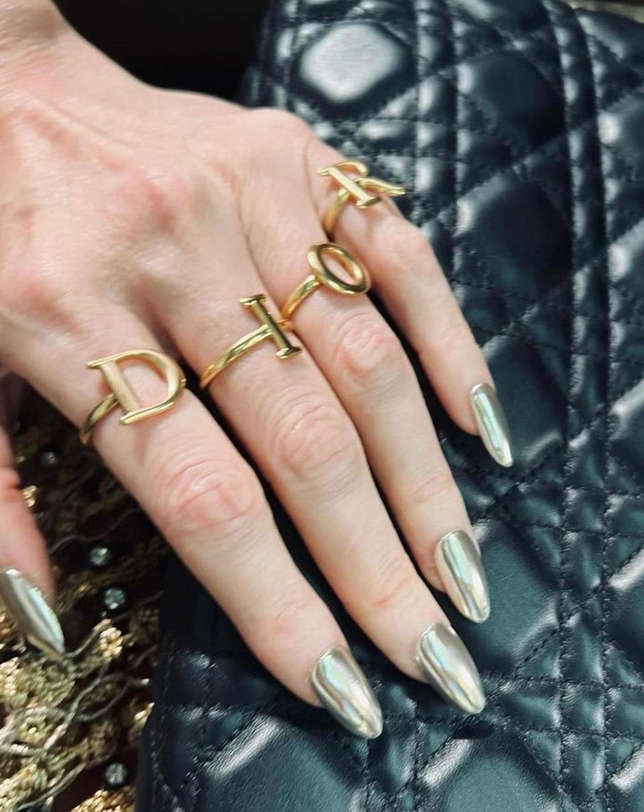 srebrna manikura na celebrityjima | Autor: Instagram @tombachik