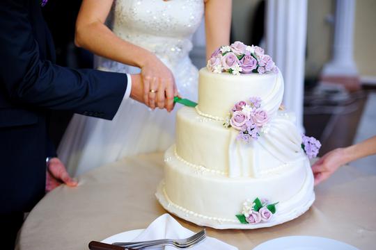 Kakvo bizarno vjenčanje! Gostima je prisjela svadbena torta kada su čuli da svaku pojedenu krišku trebaju platiti