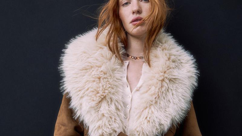 Stradivarius ima super kaput s detaljima od krzna. Ba&scaron; nas podsje&cacute;a na 70-e