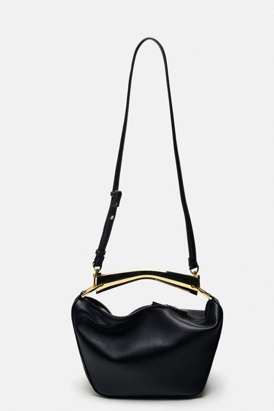 Foto: Zara, crna torba sa zlatnom metalnom ručkom | Autor: Zara