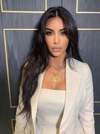 Kim Kardashian nosi zavjesa šiške