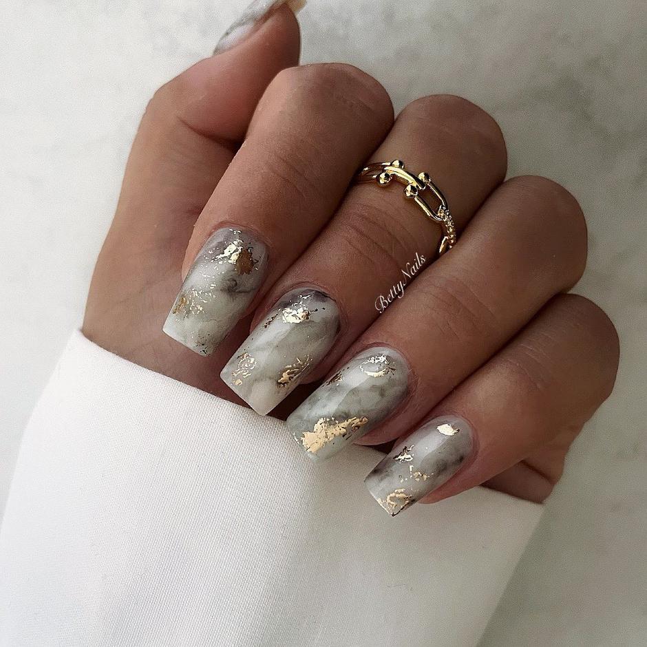 Foto: Instagram @_bettynails_, sivo zlatni nokti | Autor: Instagram @_bettynails_