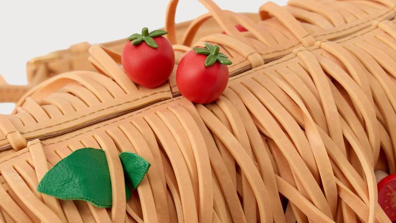 Ne&cacute;emo se s njom sprdati - stvarno nam se svi&dstrok;a ova torbica koja izgleda poput tanjura &scaron;pageta!