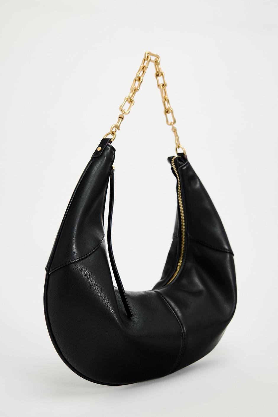 Foto: Zara, crna torba od umjetne kože koja ima zlatni lanac | Autor: Zara