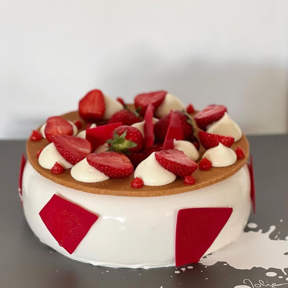 Jolie Petite torta od jagoda | Autor: Instagram @joliepetitepatisserie