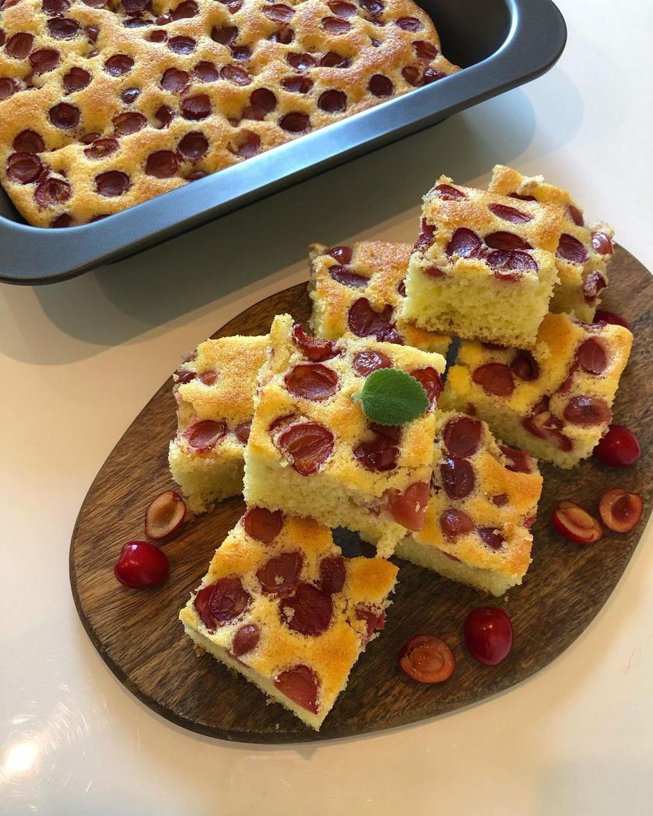 žuti kolač s višnjama | Autor: Instagram