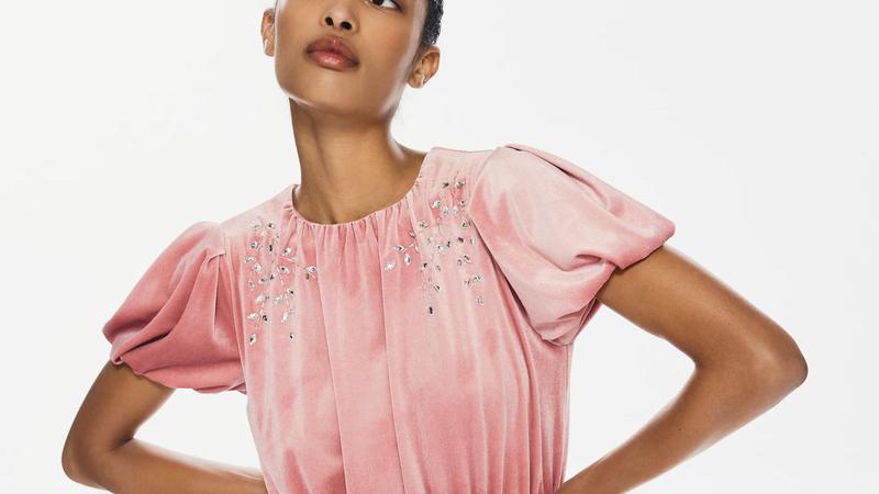 Ako su klasika i elegancija tvoje drugo ime, ova Reserved haljina neo&ccaron;ekivane boje je odli&ccaron;an izbor