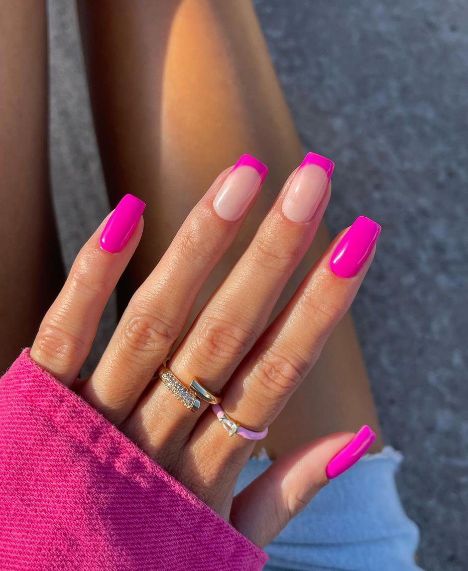 pink nokti | Autor: Instagram @gelsbybry
