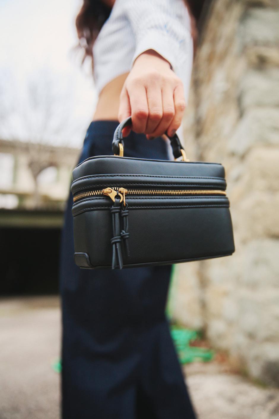Foto: Zara, crna torbica sa zlatnim detaljima (25,95 eura) | Autor: zara