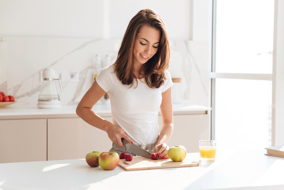 Žena priprema doručak mužu | Autor: Shutterstock