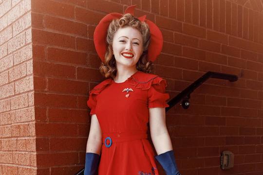 Žena je prestala nositi modernu odjeću i potrošila više od 10.000 dolara na robu iz 1940.-ih; stalno je pitaju je li kostimirana