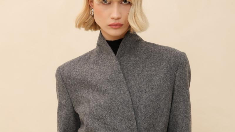 Što je ormar bez sivog kaputa? Ovaj model spaja eleganciju i zanimljive detalje i zadovoljit će mnoge ukuse