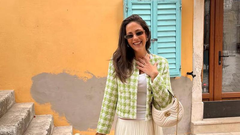 Kombinacija jaknice od tvida i plisirane suknje mo&zcaron;e izgledati spektakularno. Anastazija Makjani&cacute; zna kako