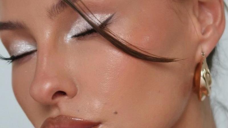 Ovo su najljep&scaron;i beauty proizvodi inspirirani Pantone bojom za 2026. "Cloud Dancer"