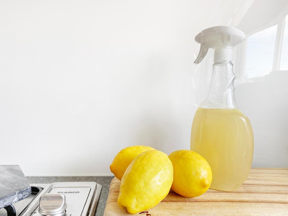 Limun i ocat, prirodna sredstva za čišćenje prozora | Autor: Unsplash/Precious Plastic Melbourne