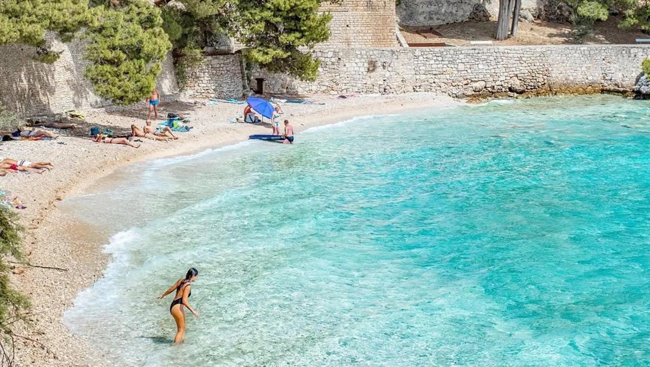 Plaža Kotlina, Bol na Braču