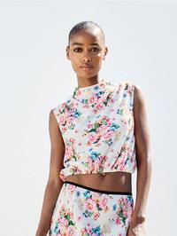 Foto: H&M, cvjetna bluza i maksi suknja