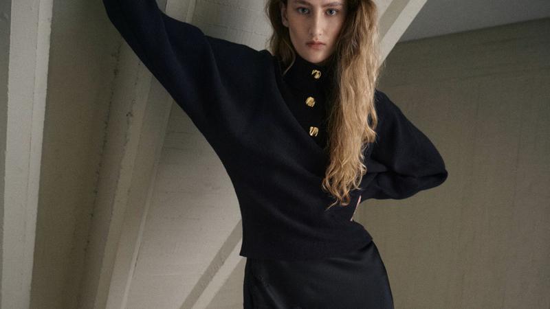 Ako si u potrazi za dolčevitom, ali ne želiš klasiku, ovaj Mango model izgleda kao da nosiš mnogo nakita