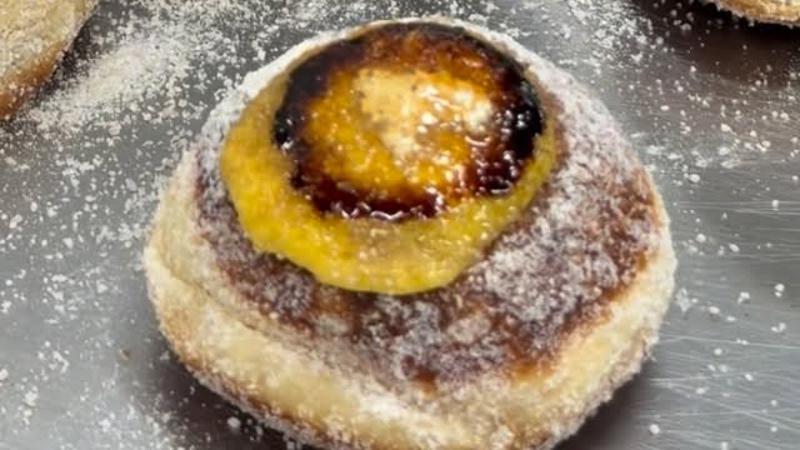 Sezona krafni je otvorena, a prva u koju smo se zaljubili je ova s hrskavom karameliziranom koricom