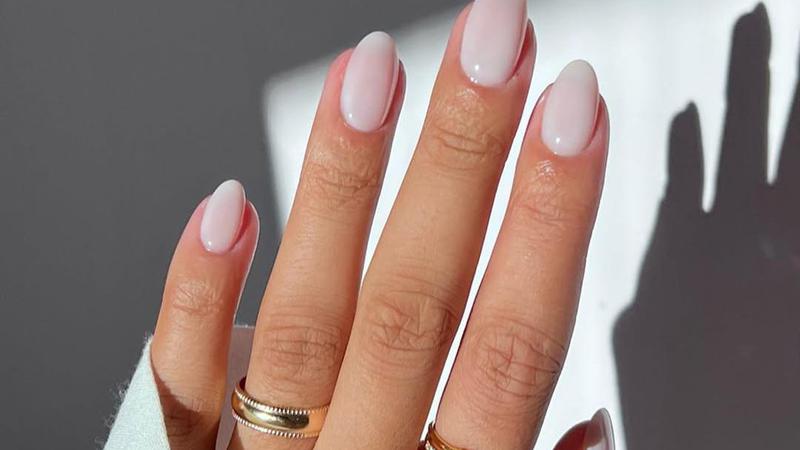 Milky manikura uvijek je nepogre&scaron;iv izbor. Evo 10 ideja za inspiraciju