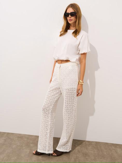 FOTO Kad klasična bijela majica malo dosadi, možemo posegnuti za nekom od ovih, sa zanimljivim detaljima