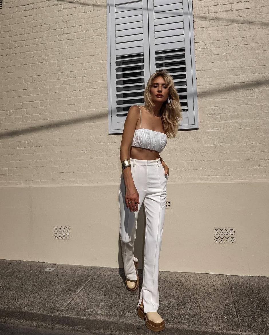 Foto: Instagram @emmgurr, bijeli outfit sa zlatnim i bež dodatcima | Autor: 