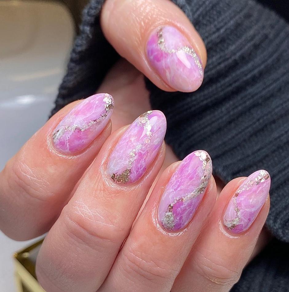 Foto: Instagram @samwilsonbeautyandmentoring, mramorni nokti u ružičastoj boji | Autor: Instagram @samwilsonbeautyandmentoring