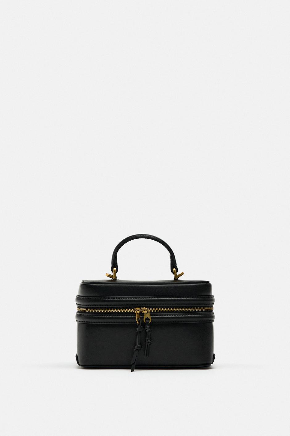 Foto: Zara, crna torbica sa zlatnim detaljima (25,95 eura) | Autor: zara