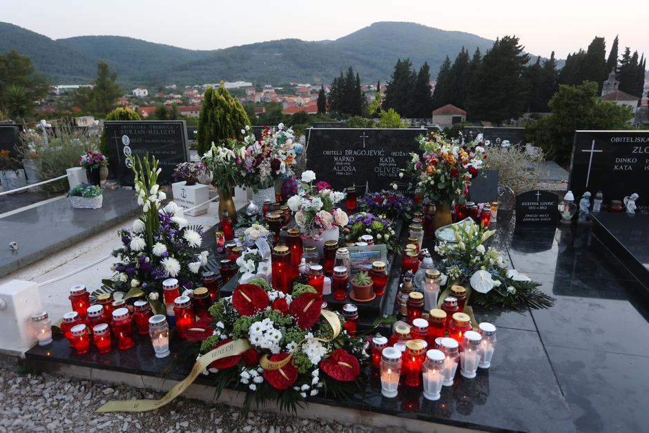 Građani pale svijeće i ostavljaju cvijeće na grobu Olivera Dragojevića | Autor: Marko Dimic/PIXSELL