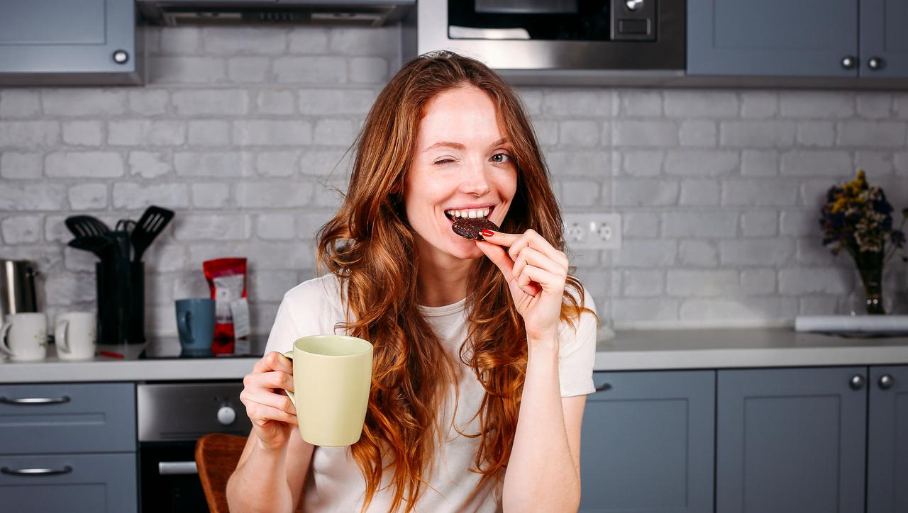 Žena uživa u čokoladnom desertu