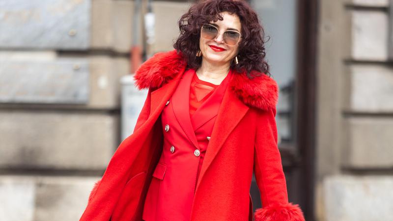 Za ovu damu, Valentinovo je ve&cacute; stiglo. Njena kombinacija u boji strasti najbolji je modni boost