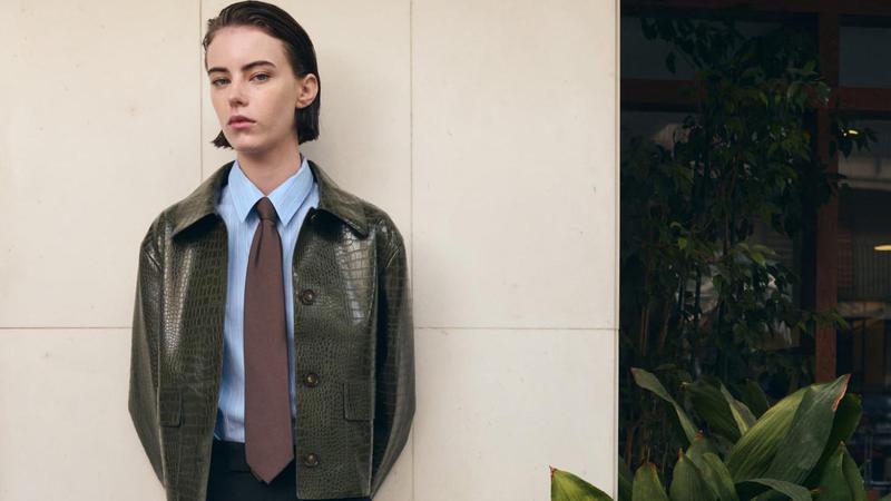 Ova 'krokodilska' ko&zcaron;na jakna zasjenila je sve tipi&ccaron;ne ko&zcaron;njake, i bojom, i krojem, i stilom