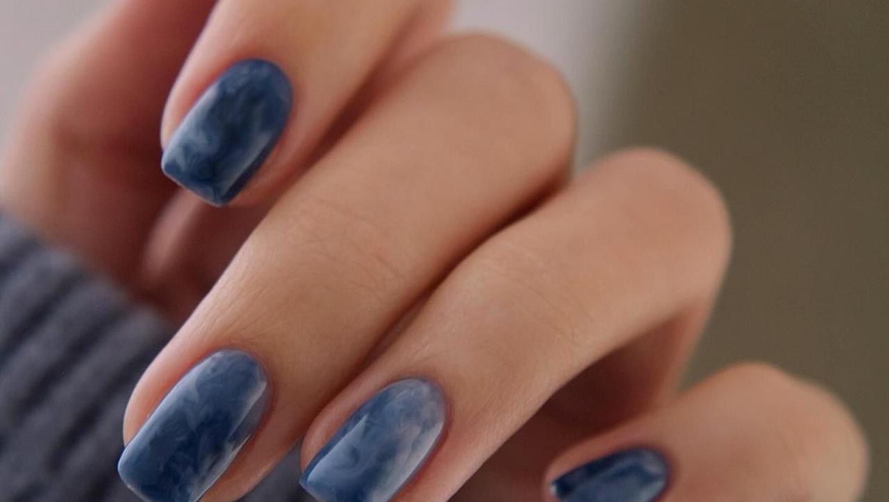 Foto: Instagram @amberjhnails, mramorni dizajn noktiju u plavoj boji