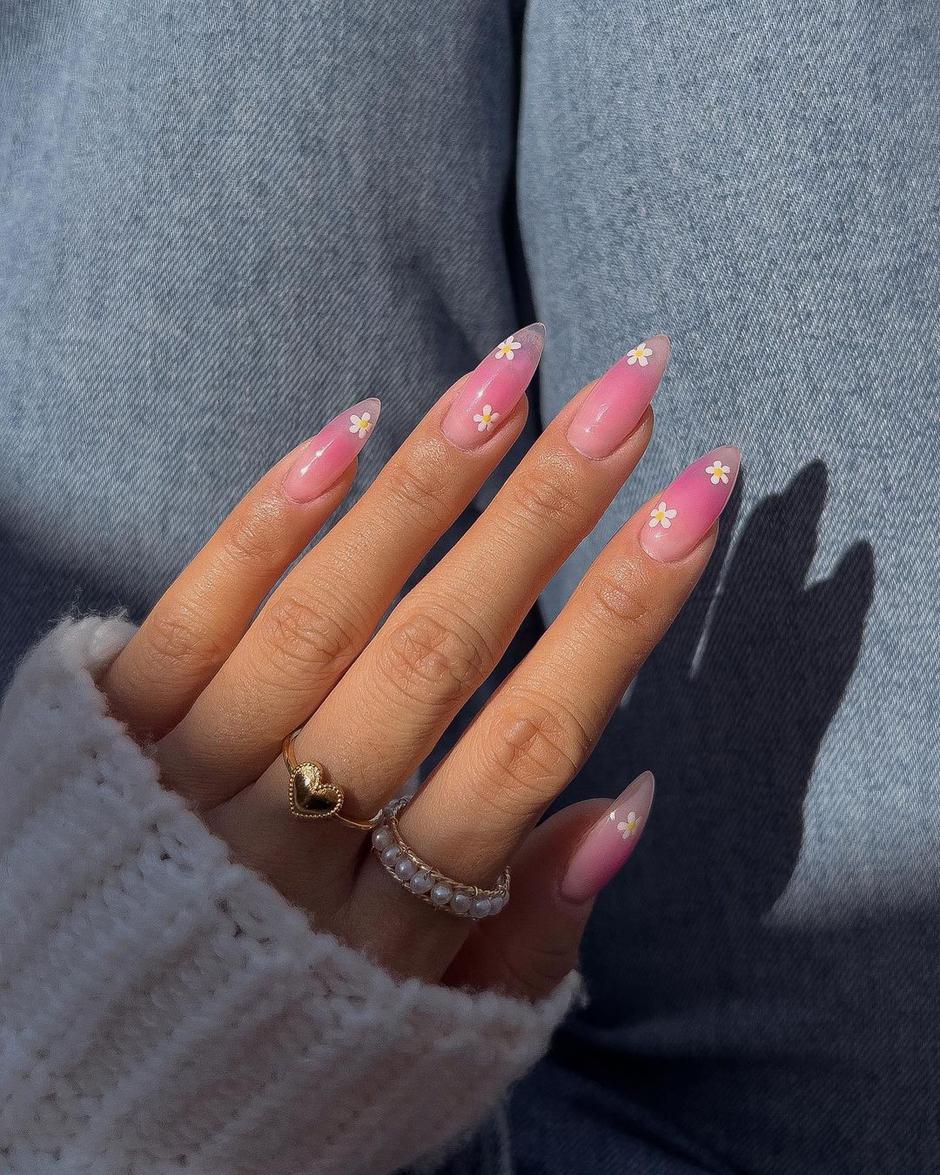pink nokti | Autor: Instagram @vivianmariewong