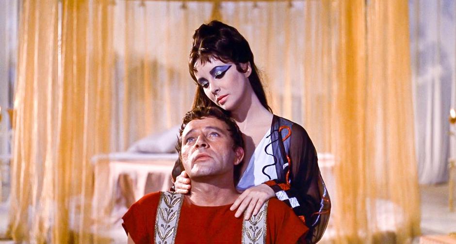 Liz taylor i Richard Burton kao Kleopatra i Marko Antonije | Autor: Profimedia / @salmahayek Instagram