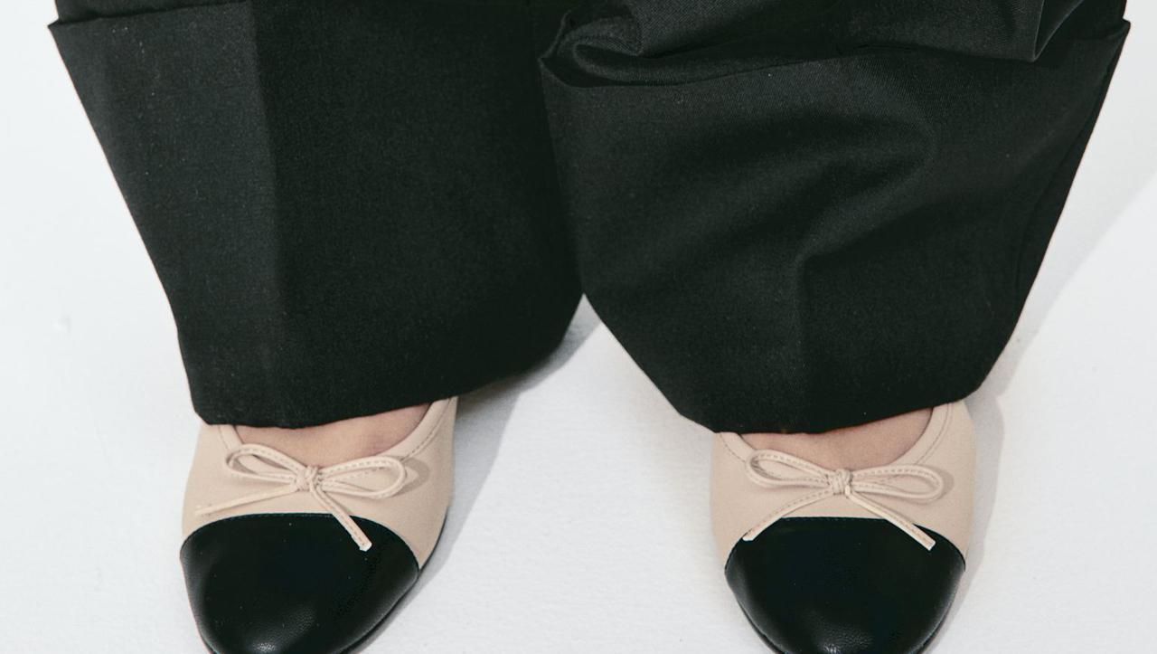 Foto: H&M, bež crne balerinke koje podsjećaju na Chanel model