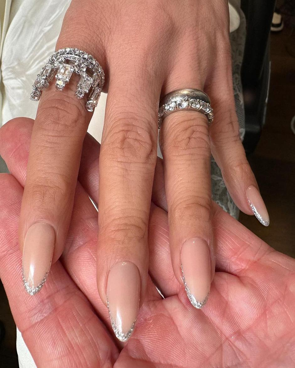 srebrna manikura na celebrityjima | Autor: Instagram @tombachik