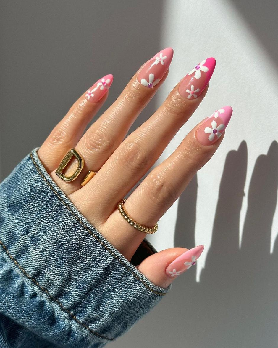 ružičasti nokti | Autor: Instagram @disseynails