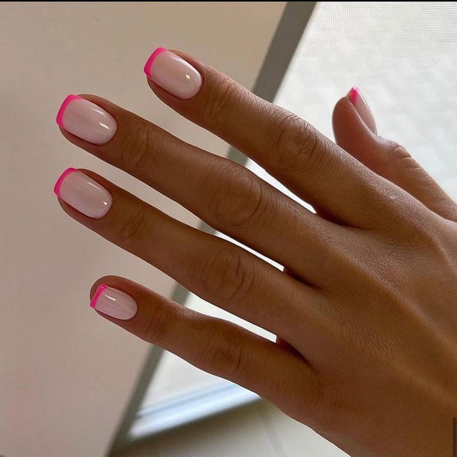 pink nokti | Autor: Instagram @1000manicure