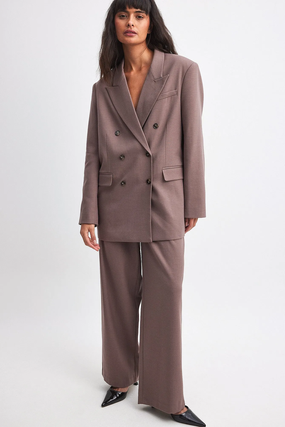 Foto: NA-KD, prljavo ružičasta boja odijela (sako 56,97 eura i hlače 38,97 eura) | Autor: NA-KD